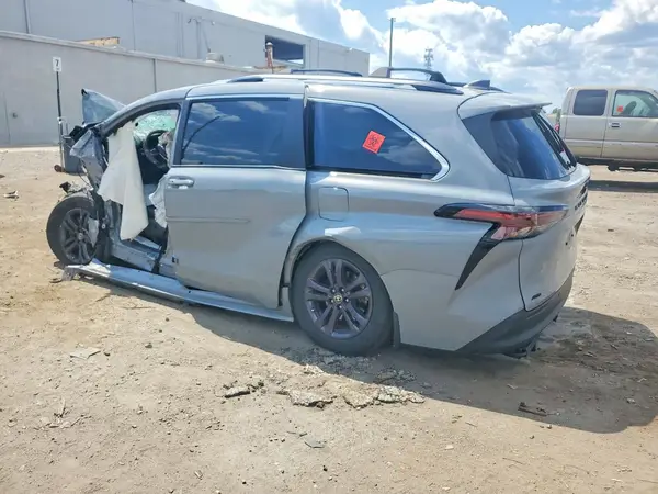 5TDCSKFC3RS136783 2024 TOYOTA SIENNA - Image 2