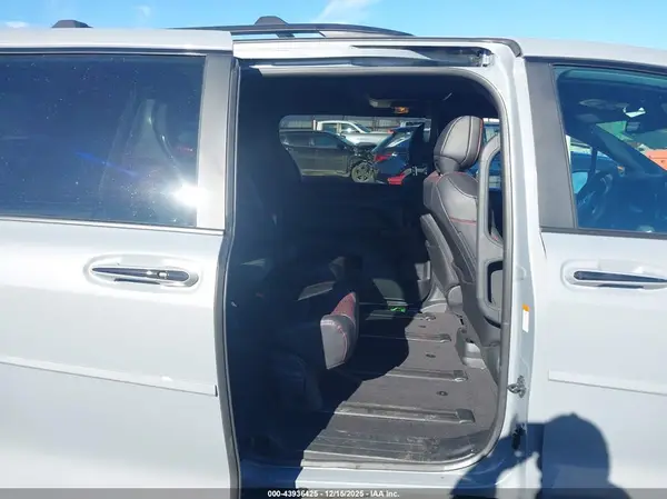 5TDCSKFC3SS175055 2025 TOYOTA SIENNA - Image 8