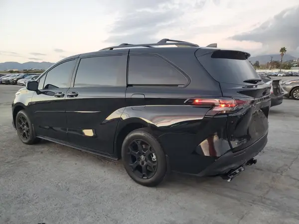 5TDCSKFC3SS217806 2025 TOYOTA SIENNA - Image 2