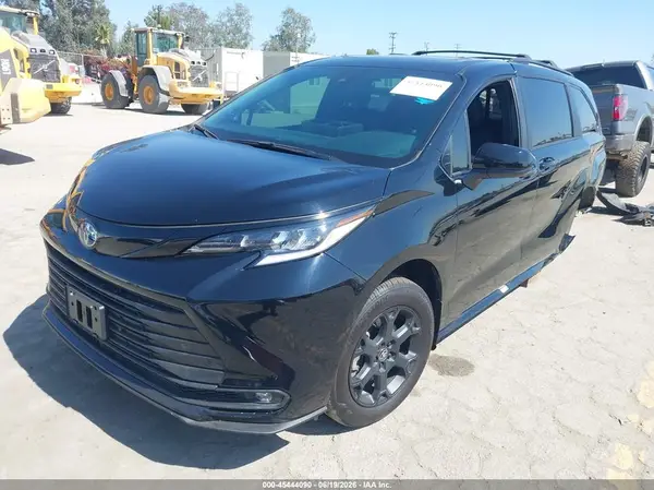 5TDCSKFC4SS213263 2025 TOYOTA SIENNA - Image 2