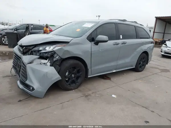 5TDCSKFC6TS229353 2026 TOYOTA SIENNA - Image 2