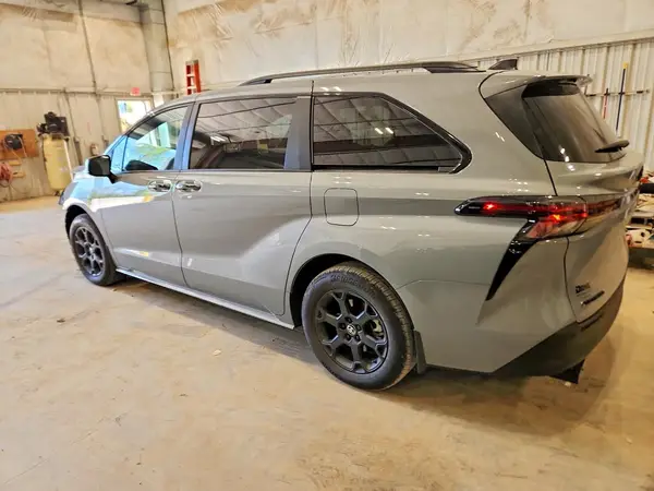 5TDCSKFC6TS247576 2026 TOYOTA SIENNA - Image 2
