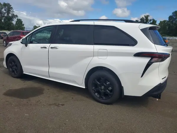 5TDCSKFC7TS244914 2026 TOYOTA SIENNA - Image 2