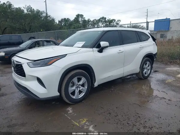 5TDCZRAH0MS525610 2021 TOYOTA HIGHLANDER - Image 2