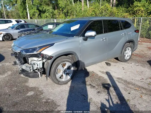 5TDCZRAH1MS528192 2021 TOYOTA HIGHLANDER - Image 2