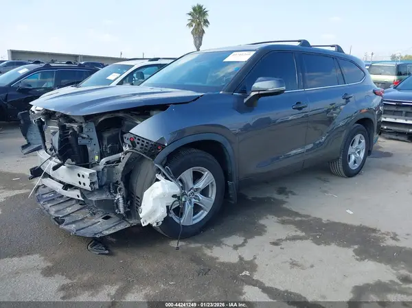5TDCZRAH2MS083137 2021 TOYOTA HIGHLANDER - Image 2
