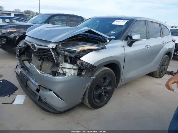5TDCZRAH2MS529481 2021 TOYOTA HIGHLANDER - Image 2