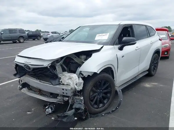 5TDCZRAH2NS551420 2022 TOYOTA HIGHLANDER - Image 2