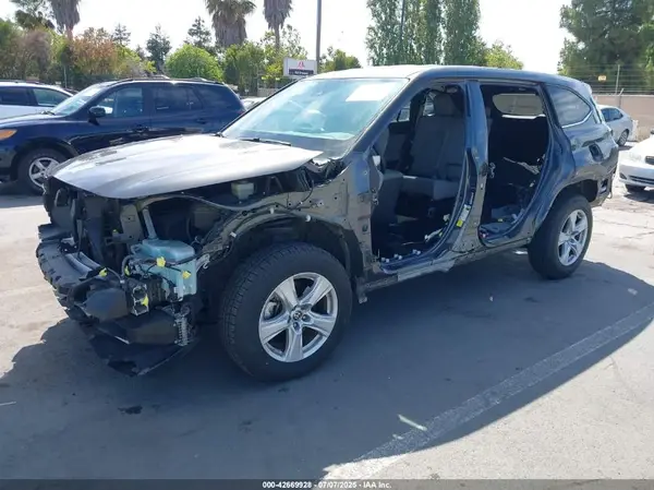 5TDCZRAH3MS074866 2021 TOYOTA HIGHLANDER - Image 2