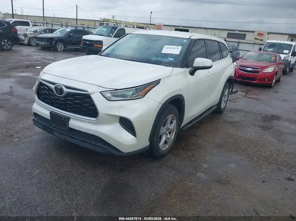 5TDCZRAH3MS527450 2021 TOYOTA HIGHLANDER - Image 2