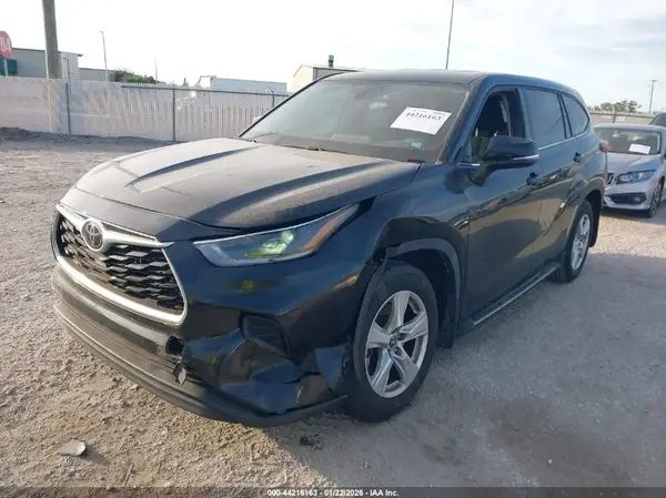 5TDCZRAH5MS082175 2021 TOYOTA HIGHLANDER - Image 2