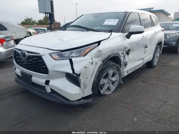 5TDCZRAH6LS026843 2020 TOYOTA HIGHLANDER - Image 2