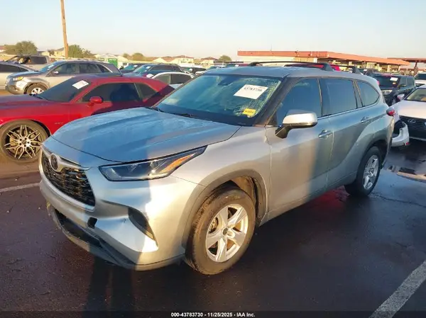 5TDCZRAH6MS076756 2021 TOYOTA HIGHLANDER - Image 2