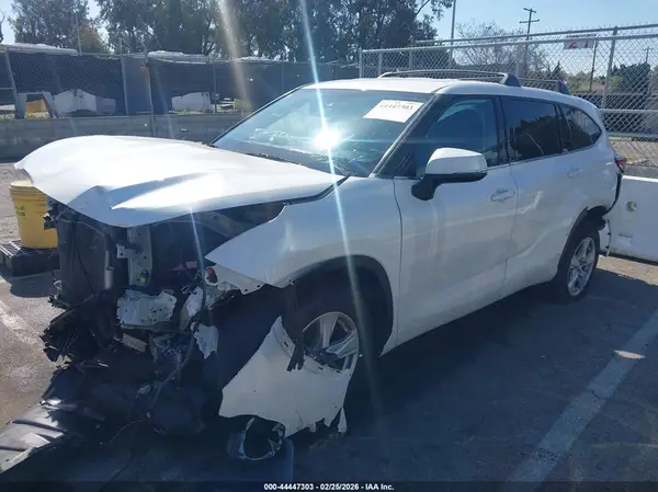 5TDCZRAH6MS525644 2021 TOYOTA HIGHLANDER - Image 2