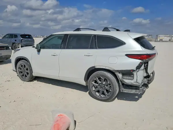 5TDCZRAH6NS118781 2022 TOYOTA HIGHLANDER - Image 2