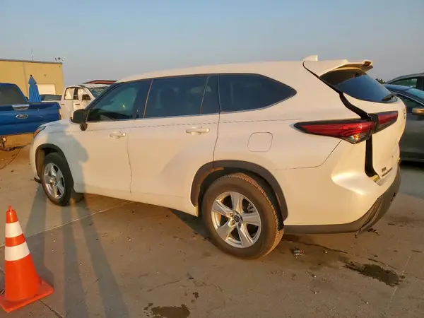5TDCZRAH7MS043264 2021 TOYOTA HIGHLANDER - Image 2