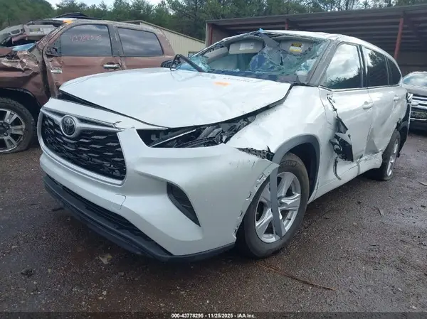 5TDCZRAH7NS097942 2022 TOYOTA HIGHLANDER - Image 2
