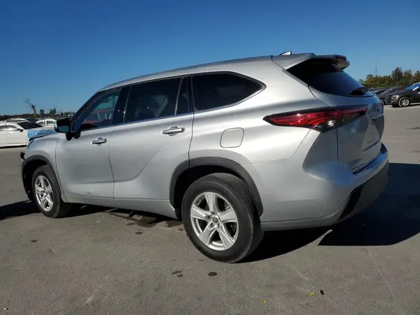 5TDCZRAH7NS117302 2022 TOYOTA HIGHLANDER - Image 2
