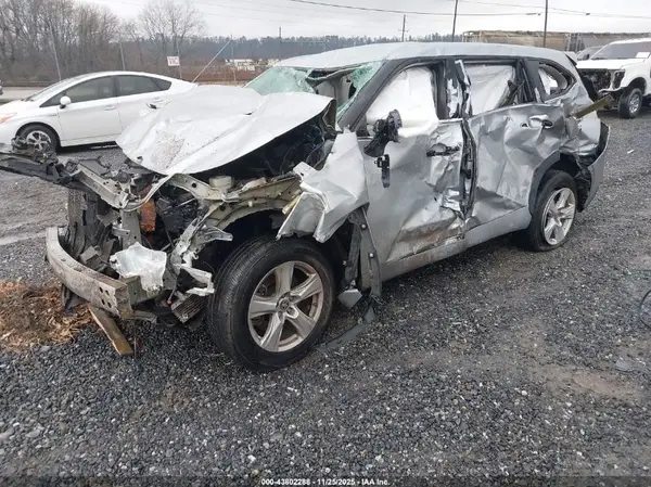 5TDCZRAH8MS536015 2021 TOYOTA HIGHLANDER - Image 2