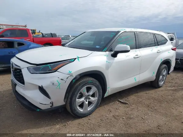 5TDCZRAH9MS077741 2021 TOYOTA HIGHLANDER - Image 2