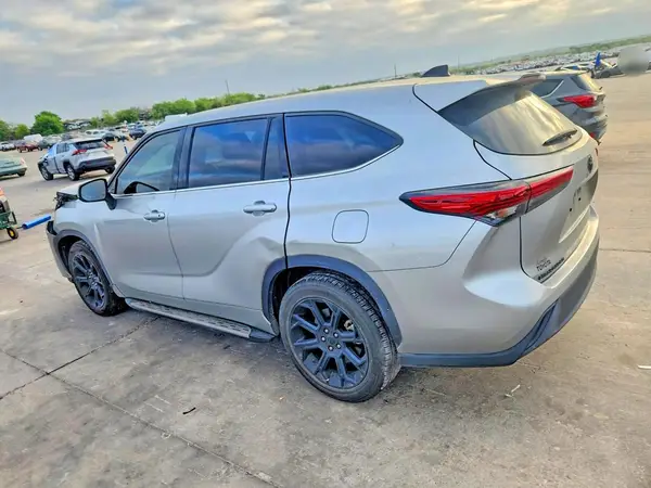 5TDCZRAH9NS114711 2022 TOYOTA HIGHLANDER - Image 2