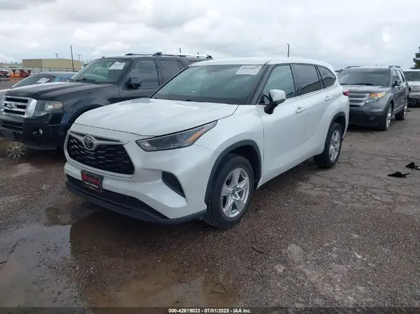 5TDCZRAH9NS140032 2022 TOYOTA HIGHLANDER - Image 2