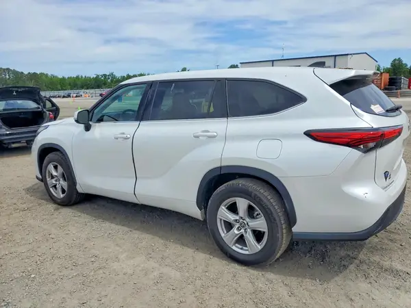 5TDCZRAH9NS557330 2022 TOYOTA HIGHLANDER - Image 2