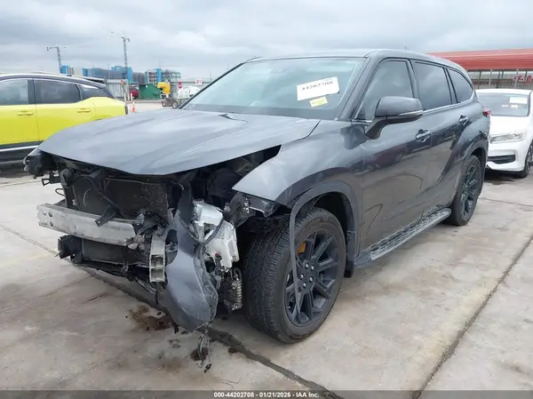 5TDCZRAH9NS559126 2022 TOYOTA HIGHLANDER - Image 2