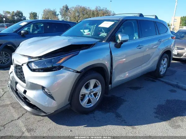 5TDCZRAHXNS095988 2022 TOYOTA HIGHLANDER - Image 2