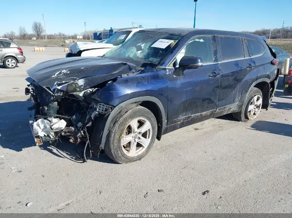 5TDCZRBH2MS530757 2021 TOYOTA HIGHLANDER - Image 2