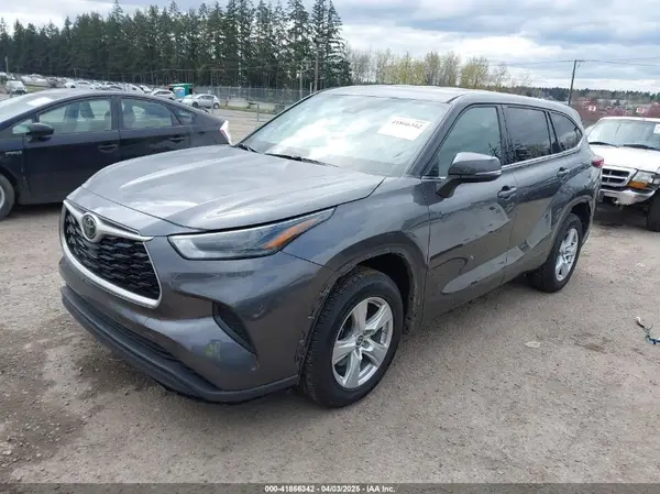 5TDCZRBH2NS578180 2022 TOYOTA HIGHLANDER - Image 2