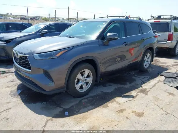 5TDCZRBH8NS573517 2022 TOYOTA HIGHLANDER - Image 2