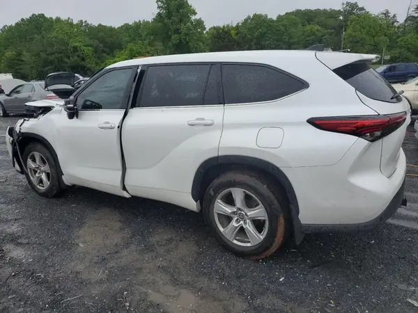 5TDCZRBHXNS228442 2022 TOYOTA HIGHLANDER - Image 2