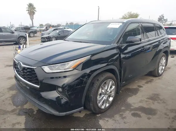 5TDDBRCH2MS523105 2021 TOYOTA HIGHLANDER - Image 2