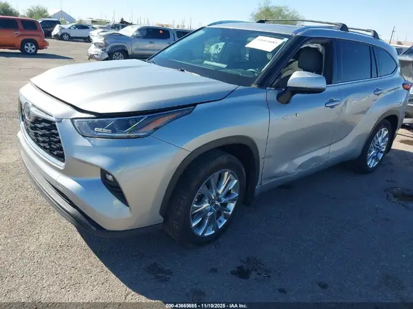 5TDDBRCH2MS526585 2021 TOYOTA HIGHLANDER - Image 2