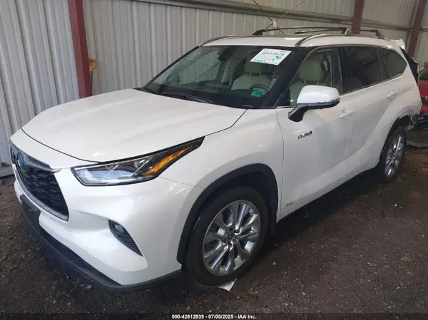 5TDDBRCH8MS520953 2021 TOYOTA HIGHLANDER - Image 2