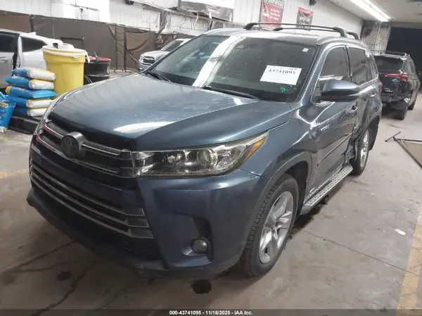 5TDDGRFH0HS023446 2017 TOYOTA HIGHLANDER - Image 2