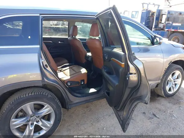 5TDDGRFH0HS034544 2017 TOYOTA HIGHLANDER - Image 8