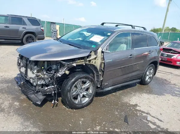 5TDDGRFH0JS050250 2018 TOYOTA HIGHLANDER - Image 2