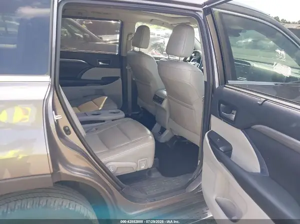 5TDDGRFH0JS050250 2018 TOYOTA HIGHLANDER - Image 8