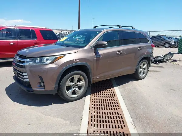 5TDDGRFH1HS030180 2017 TOYOTA HIGHLANDER - Image 2