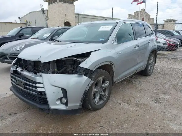 5TDDGRFH1JS043937 2018 TOYOTA HIGHLANDER - Image 2