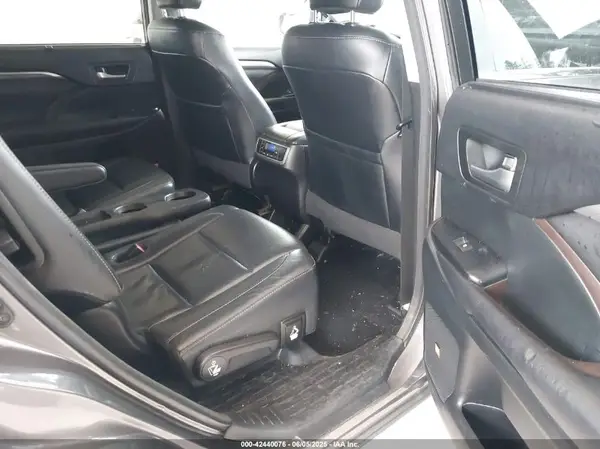 5TDDGRFH2HS022041 2017 TOYOTA HIGHLANDER - Image 8