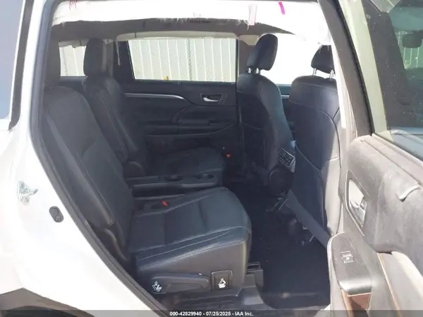 5TDDGRFH2HS023013 2017 TOYOTA HIGHLANDER - Image 8