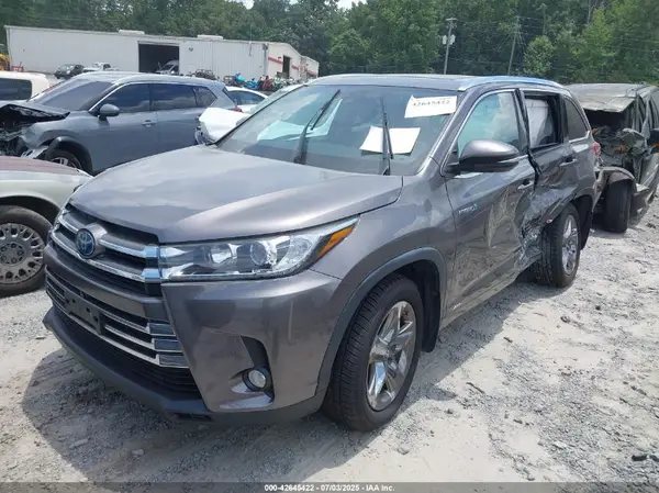 5TDDGRFH3HS023117 2017 TOYOTA HIGHLANDER - Image 2