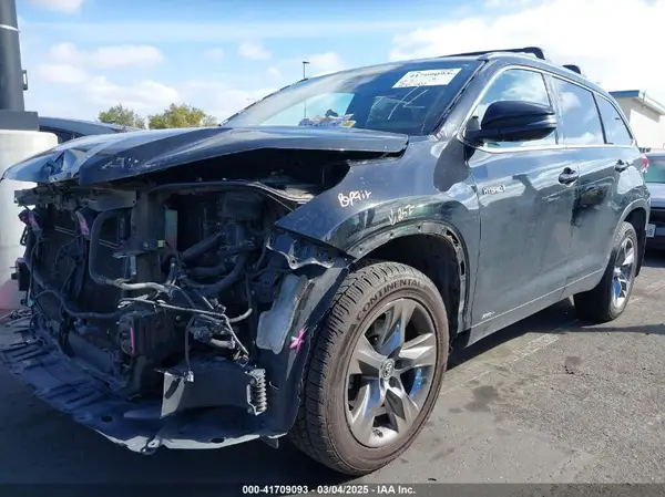 5TDDGRFH3HS028608 2017 TOYOTA HIGHLANDER - Image 2