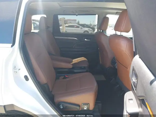 5TDDGRFH3HS029192 2017 TOYOTA HIGHLANDER - Image 8