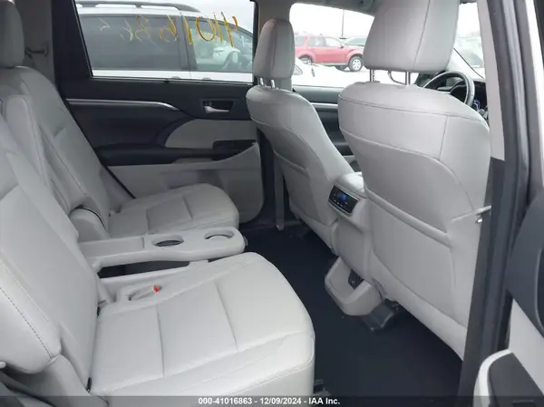 5TDDGRFH3HS034490 2017 TOYOTA HIGHLANDER - Image 8