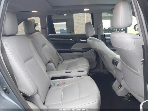 5TDDGRFH4HS027273 2017 TOYOTA HIGHLANDER - Image 8