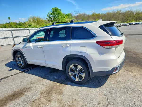 5TDDGRFH4JS050199 2018 TOYOTA HIGHLANDER - Image 2